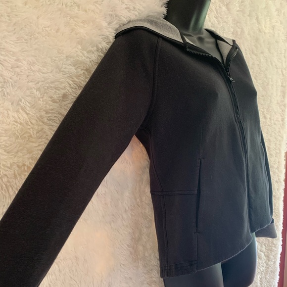 Ladies size 6 Black Lululemon Jacket! - Picture 4 of 8